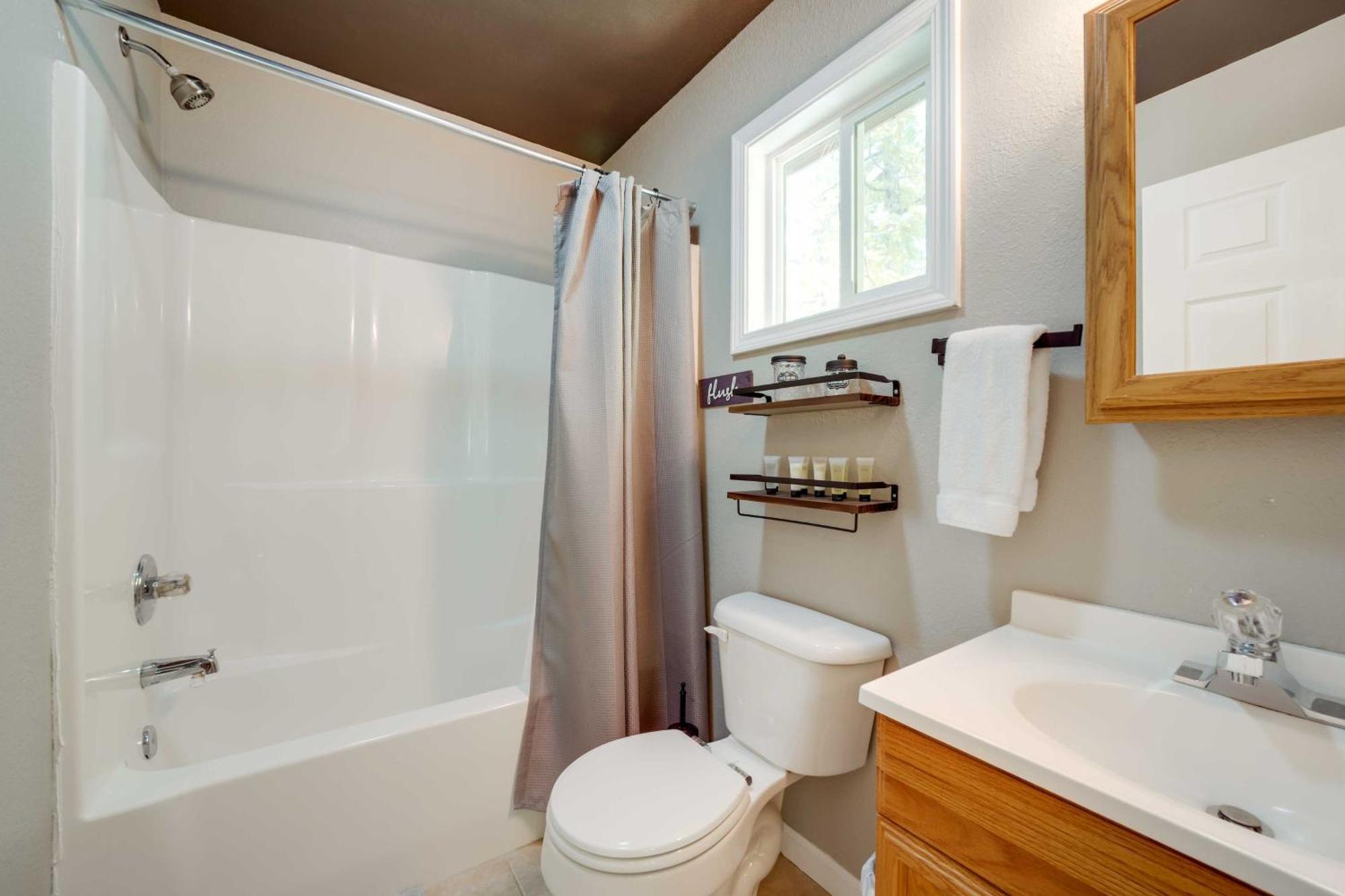 Cozy Whittier Cabin And Yard And Hot Tub, Pets Welcome Extérieur photo